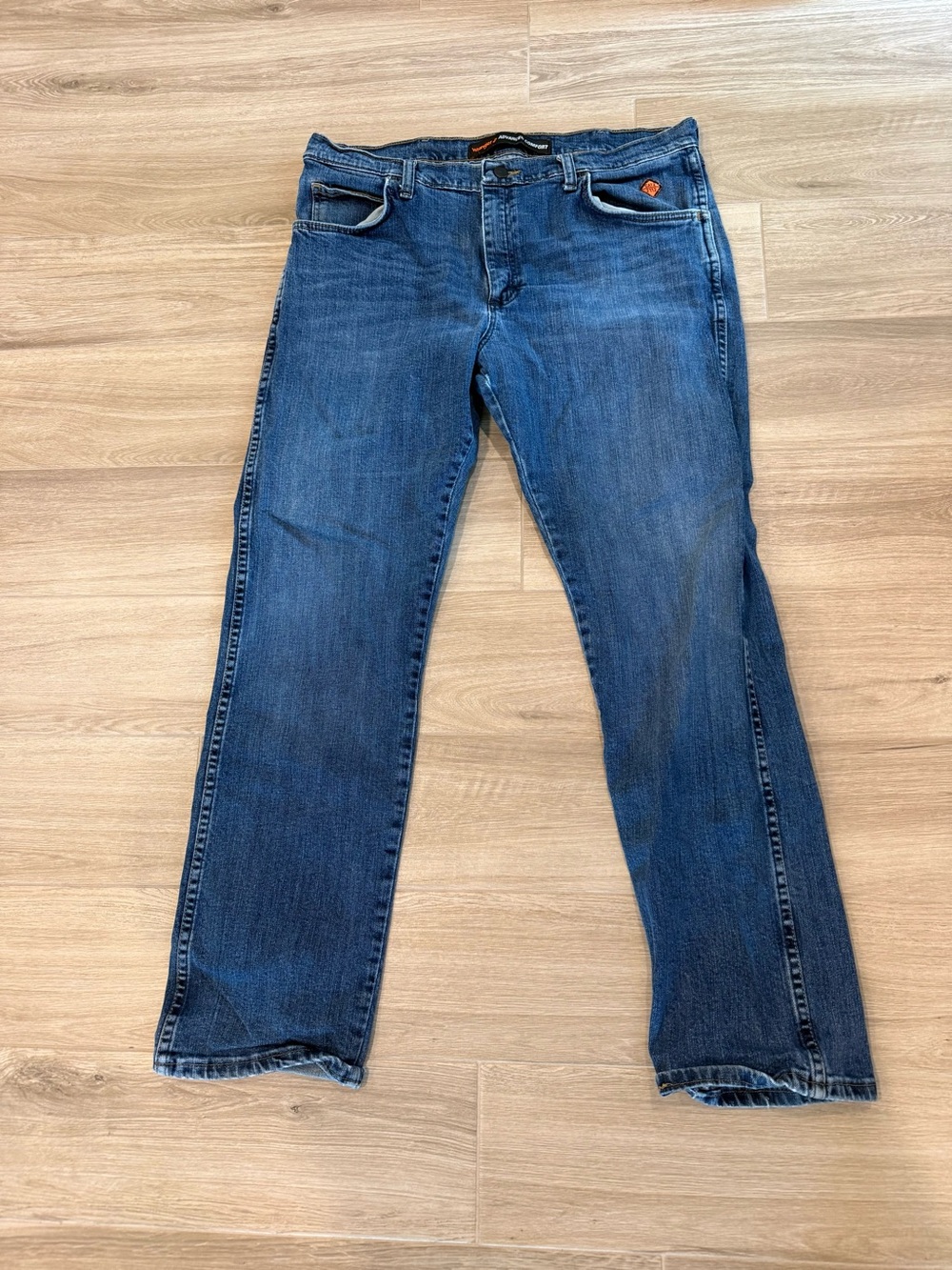 36x32 Wrangler mens Straight-Leg Jeans in Medium Blue